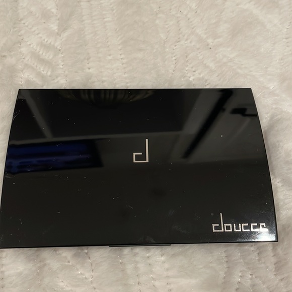 Doucce Freematic Eyeshadow Pro Palette - Smokey Eye Finish - Picture 2 of 3